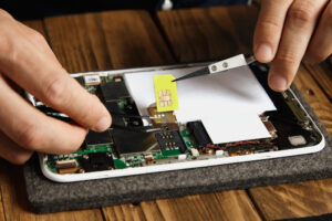 Cracked smartphone screen repair solutions